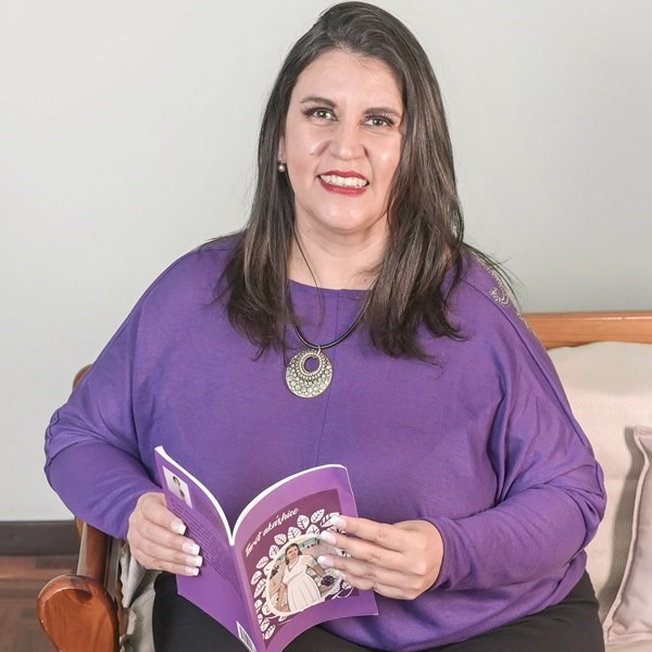 Carolina Isabel sosteniendo el mazo de Tarot Akáshico Uruguay